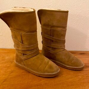 LAMO tan suede shearing lined pull on boots Women 9 fold-over top ankle straps